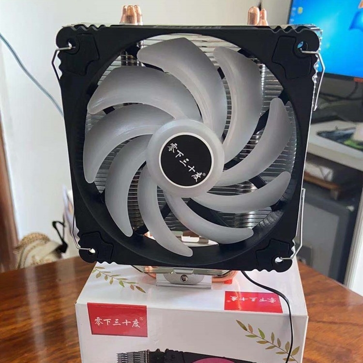 CPU hlađenje s 4 toplinske cijevi, 1800 RPM, buka 30 dB, bakar-aluminijsko spajanje
