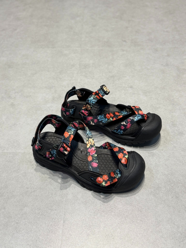 Folyami túracipő, alacsony felső rész, csúszásmentes gumitalp, vízálló felsőrész, hálós belső, gumírozott középtalp