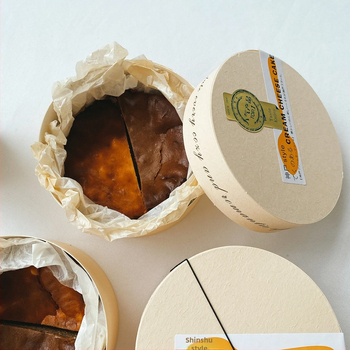 Drevená okrúhla darčeková krabička na pečenie Basque cheesecake a tiramisu — prírodné drevo, vnútorný priestor z potravinárskeho bieleho kartónu, prispôsobiteľné, značka Jiamu, vytlačené logo