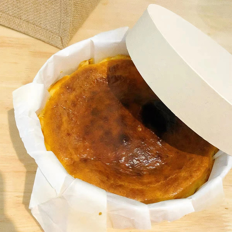 Drevená okrúhla darčeková krabička na pečenie Basque cheesecake a tiramisu — prírodné drevo, vnútorný priestor z potravinárskeho bieleho kartónu, prispôsobiteľné, značka Jiamu, vytlačené logo