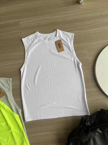 Sportmellény – lazább szabású, ujjatlan, kerek nyakú, gyorsan száradó bambusz rostból készült anyag, vékony anyag, plisírozott zsebek