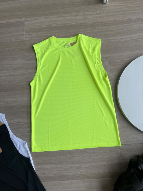 Sportmellény – lazább szabású, ujjatlan, kerek nyakú, gyorsan száradó bambusz rostból készült anyag, vékony anyag, plisírozott zsebek