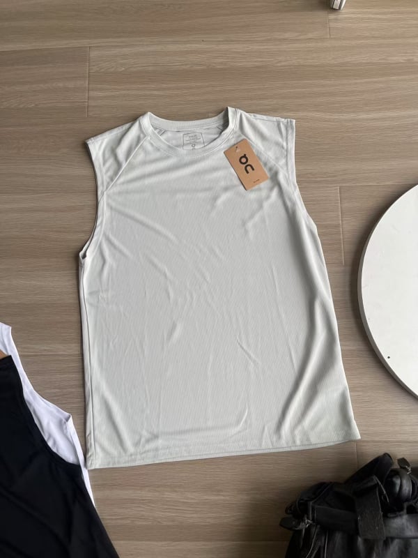 Sportmellény – lazább szabású, ujjatlan, kerek nyakú, gyorsan száradó bambusz rostból készült anyag, vékony anyag, plisírozott zsebek