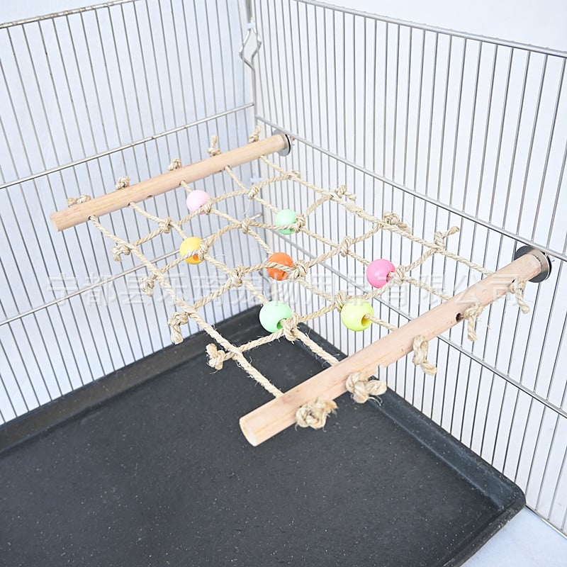 Jucărie pentru papagal cu plasă de cățărare din mărgele din lemn, sfoară de sisal și mărgele acrilice – Brand Cool pug