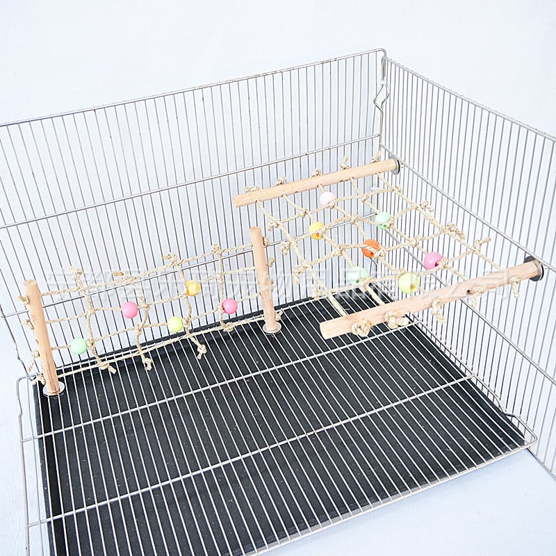 Jucărie pentru papagal cu plasă de cățărare din mărgele din lemn, sfoară de sisal și mărgele acrilice – Brand Cool pug