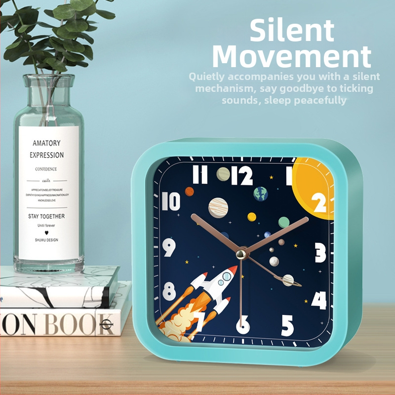 Будилник за деца със звезден небе и астронавт — детски карикатурен дизайн, тих режим, батерийно захранване, пластмасов корпус, пластмасов циферблат, стъклена огледална повърхност