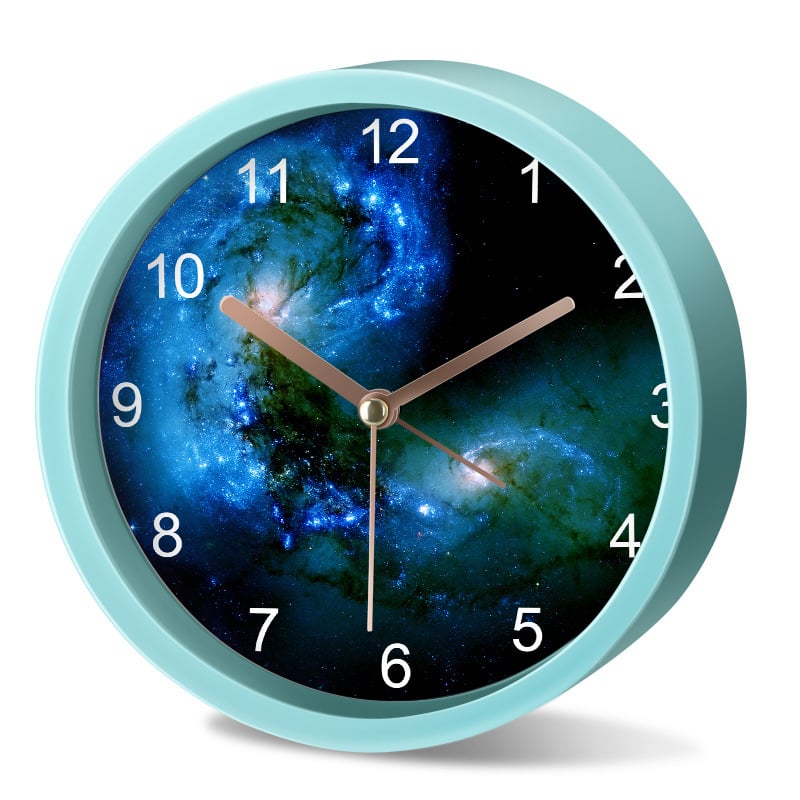 Будилник за деца със звезден небе и астронавт — детски карикатурен дизайн, тих режим, батерийно захранване, пластмасов корпус, пластмасов циферблат, стъклена огледална повърхност