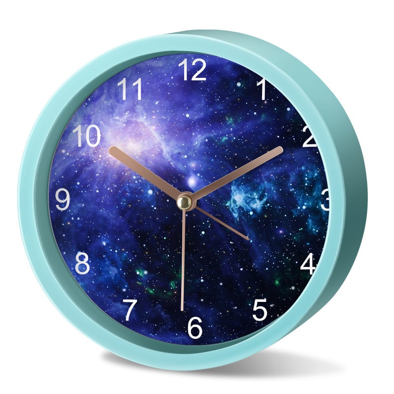 Будилник за деца със звезден небе и астронавт — детски карикатурен дизайн, тих режим, батерийно захранване, пластмасов корпус, пластмасов циферблат, стъклена огледална повърхност