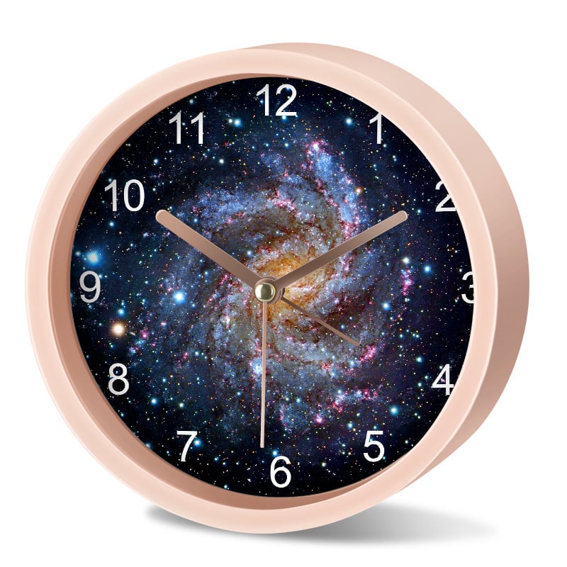 Будилник за деца със звезден небе и астронавт — детски карикатурен дизайн, тих режим, батерийно захранване, пластмасов корпус, пластмасов циферблат, стъклена огледална повърхност
