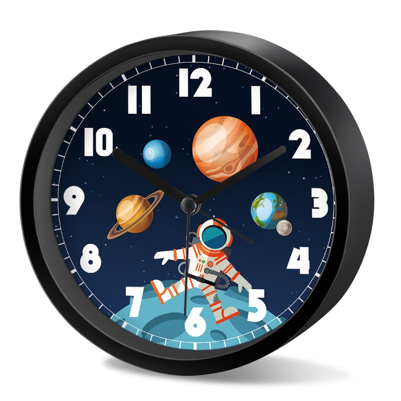 Будилник за деца със звезден небе и астронавт — детски карикатурен дизайн, тих режим, батерийно захранване, пластмасов корпус, пластмасов циферблат, стъклена огледална повърхност
