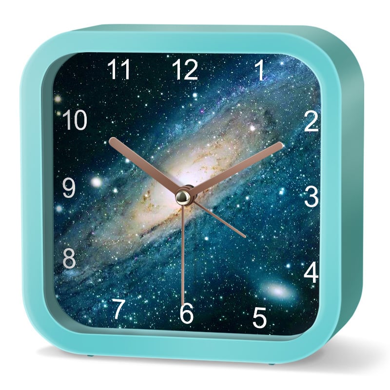 Будилник за деца със звезден небе и астронавт — детски карикатурен дизайн, тих режим, батерийно захранване, пластмасов корпус, пластмасов циферблат, стъклена огледална повърхност