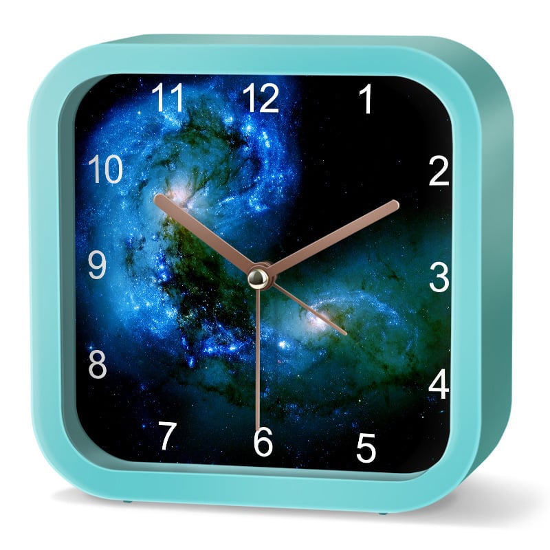 Будилник за деца със звезден небе и астронавт — детски карикатурен дизайн, тих режим, батерийно захранване, пластмасов корпус, пластмасов циферблат, стъклена огледална повърхност