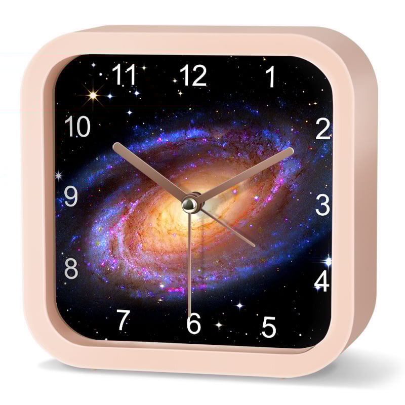 Будилник за деца със звезден небе и астронавт — детски карикатурен дизайн, тих режим, батерийно захранване, пластмасов корпус, пластмасов циферблат, стъклена огледална повърхност