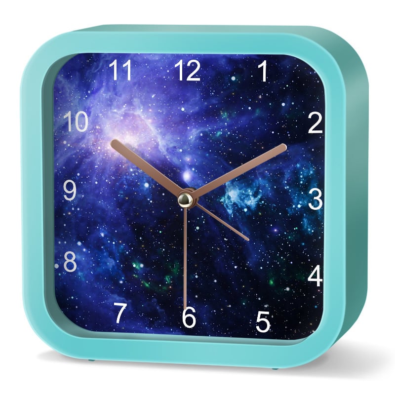 Будилник за деца със звезден небе и астронавт — детски карикатурен дизайн, тих режим, батерийно захранване, пластмасов корпус, пластмасов циферблат, стъклена огледална повърхност