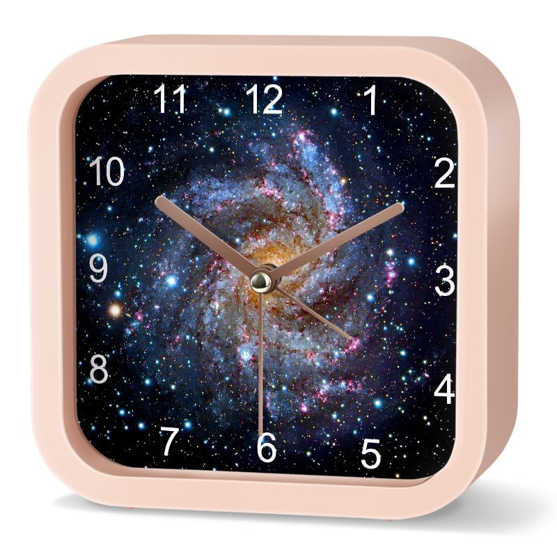 Будилник за деца със звезден небе и астронавт — детски карикатурен дизайн, тих режим, батерийно захранване, пластмасов корпус, пластмасов циферблат, стъклена огледална повърхност