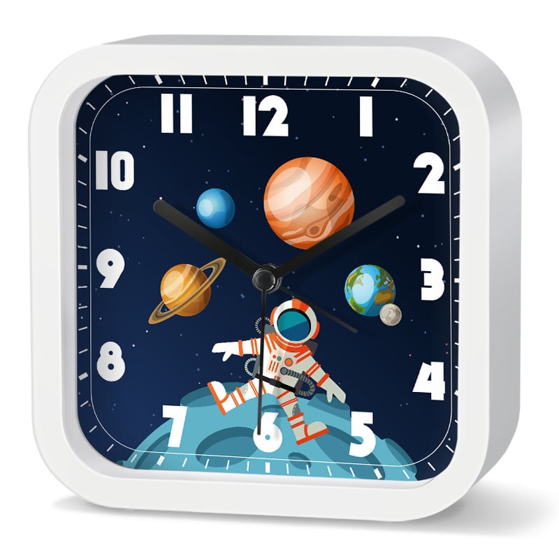 Будилник за деца със звезден небе и астронавт — детски карикатурен дизайн, тих режим, батерийно захранване, пластмасов корпус, пластмасов циферблат, стъклена огледална повърхност