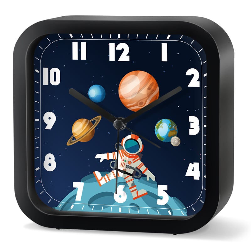Будилник за деца със звезден небе и астронавт — детски карикатурен дизайн, тих режим, батерийно захранване, пластмасов корпус, пластмасов циферблат, стъклена огледална повърхност