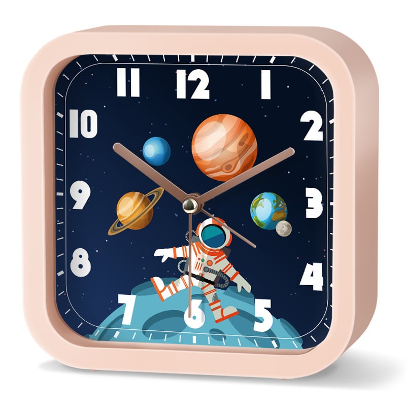 Будилник за деца със звезден небе и астронавт — детски карикатурен дизайн, тих режим, батерийно захранване, пластмасов корпус, пластмасов циферблат, стъклена огледална повърхност