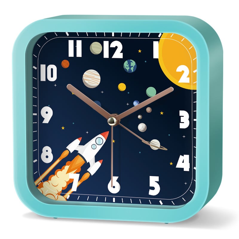 Будилник за деца със звезден небе и астронавт — детски карикатурен дизайн, тих режим, батерийно захранване, пластмасов корпус, пластмасов циферблат, стъклена огледална повърхност