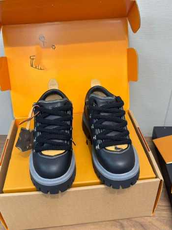 Pantofi de drumeție din piele de vițel, partea superioară din piele, închidere cu șireturi în față, talpă din cauciuc, unisex