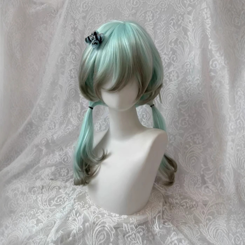 Perucă lungă buclată din mătase termică • Construcție mecanică • Nu poate fi vopsită sau supusă permului • Model MG-345 • Aspect natural