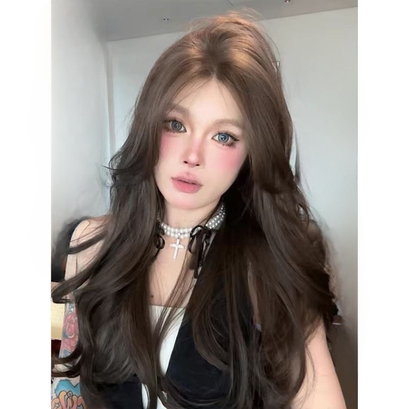 Perucă Lina wig – Păr lung buclat, acoperire completă cu bandă, stil natural, fibre din proteine, proces: jumătate tricotat manual, jumătate mecanic, poate fi vopsită