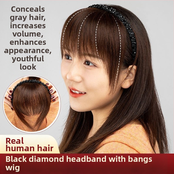 Perucă din păr uman cu bandă pentru cap și breton drept — într-un design de un singur produs, breton drept, fire laterale, acoperire invizibilă; nu poate fi vopsită sau îndreptată