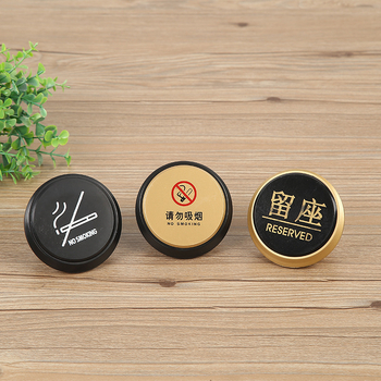 Znak upozorenja na zabranu pušenja – kružna odvojiva plastična etiketa za stolni prikaz, prilagodljiva