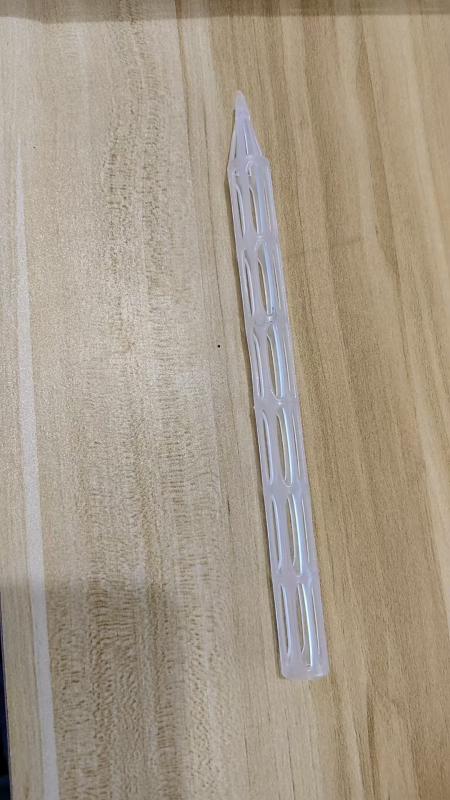 Cijev za ventilaciju tla za posude, plastična, marka Live; sprječava truljenje korijena tijekom ciklusa zalijevanja i sušenja.