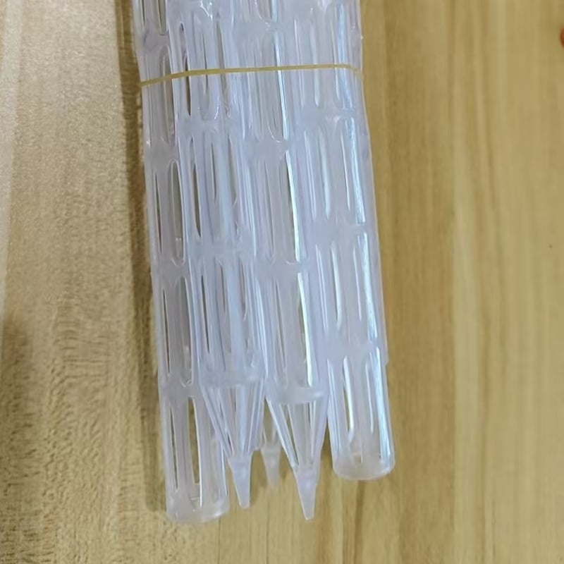 Cijev za ventilaciju tla za posude, plastična, marka Live; sprječava truljenje korijena tijekom ciklusa zalijevanja i sušenja.