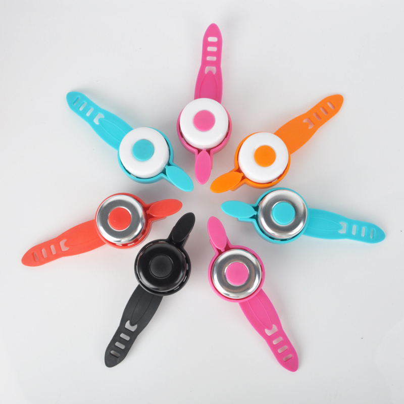 Djetetsko kombinirano vozilo: skuter, tricikl i balans bicikl s podesivim silikonskim remenom i zvonom, model B02; materijali: čelično ili aluminijsko kućište s plastikom i silikonom