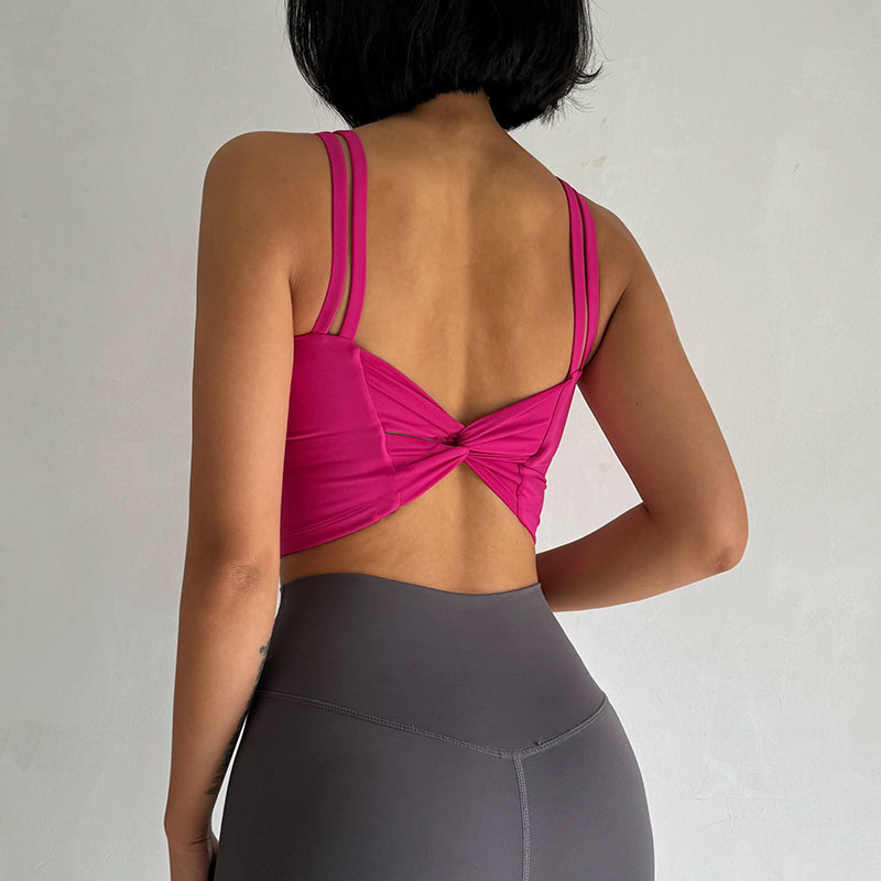 Sportski grudnjak s fiksiranim jastučićima, potpuno pokrivene košarice, srednje oblikovane košarice, fiksni dvostruki naramenici, brzo-sušeći materijal nylon/spandex, sjajan završetak
