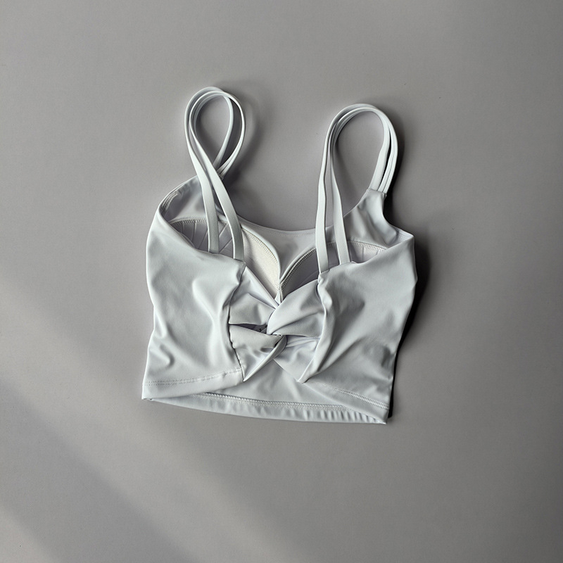 Sportski grudnjak s fiksiranim jastučićima, potpuno pokrivene košarice, srednje oblikovane košarice, fiksni dvostruki naramenici, brzo-sušeći materijal nylon/spandex, sjajan završetak