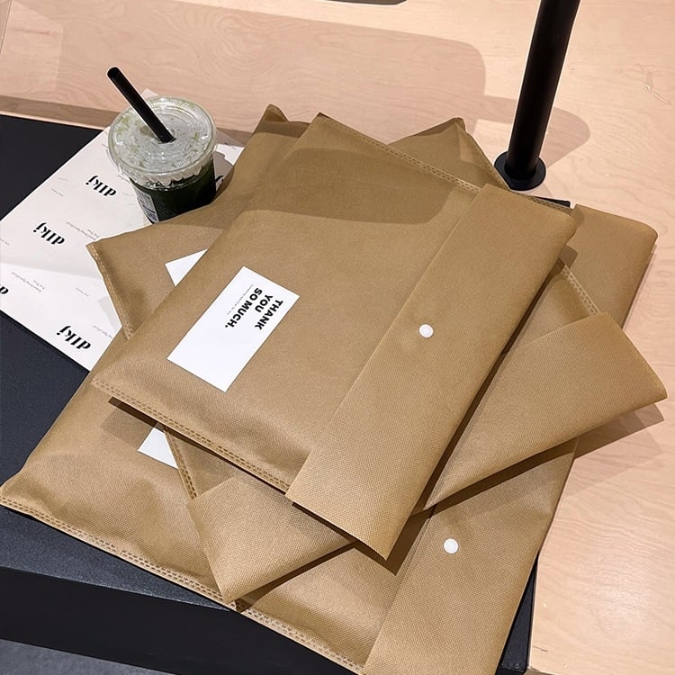 Нетъкан плик за облекло – вътрешна опаковка за магазин със лого и прахозащита (Артикул: F99HMJ5595H8T5; Произход: Китай; Износ: Не)