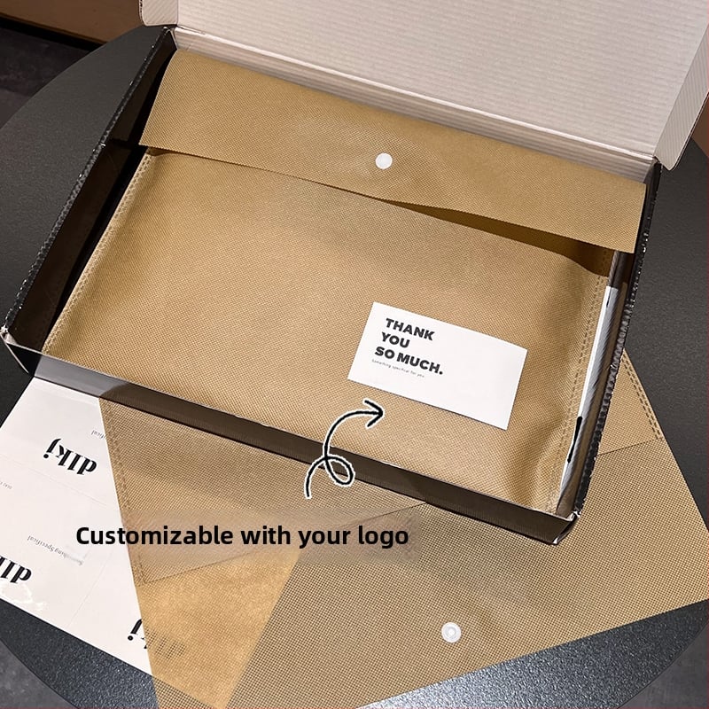 Нетъкан плик за облекло – вътрешна опаковка за магазин със лого и прахозащита (Артикул: F99HMJ5595H8T5; Произход: Китай; Износ: Не)