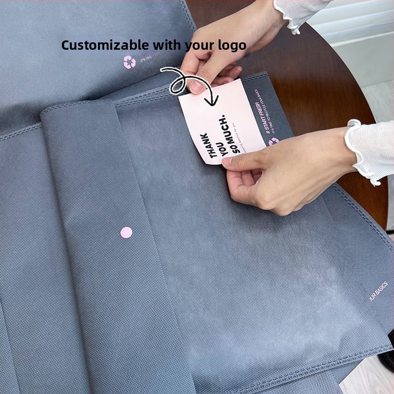 Нетъкан плик за облекло – вътрешна опаковка за магазин със лого и прахозащита (Артикул: F99HMJ5595H8T5; Произход: Китай; Износ: Не)