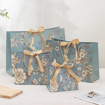 Papierové darčekové tašky na balenie oblečenia — biely kartón, offset tlač, prispôsobiteľné, licencované súkromné značky