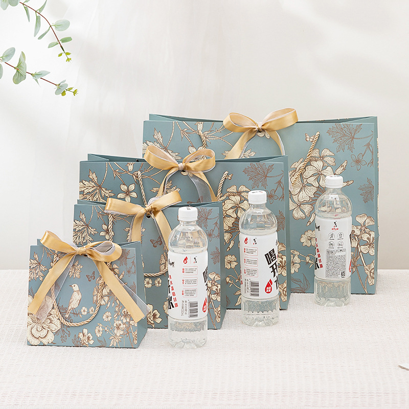 Papierové darčekové tašky na balenie oblečenia — biely kartón, offset tlač, prispôsobiteľné, licencované súkromné značky