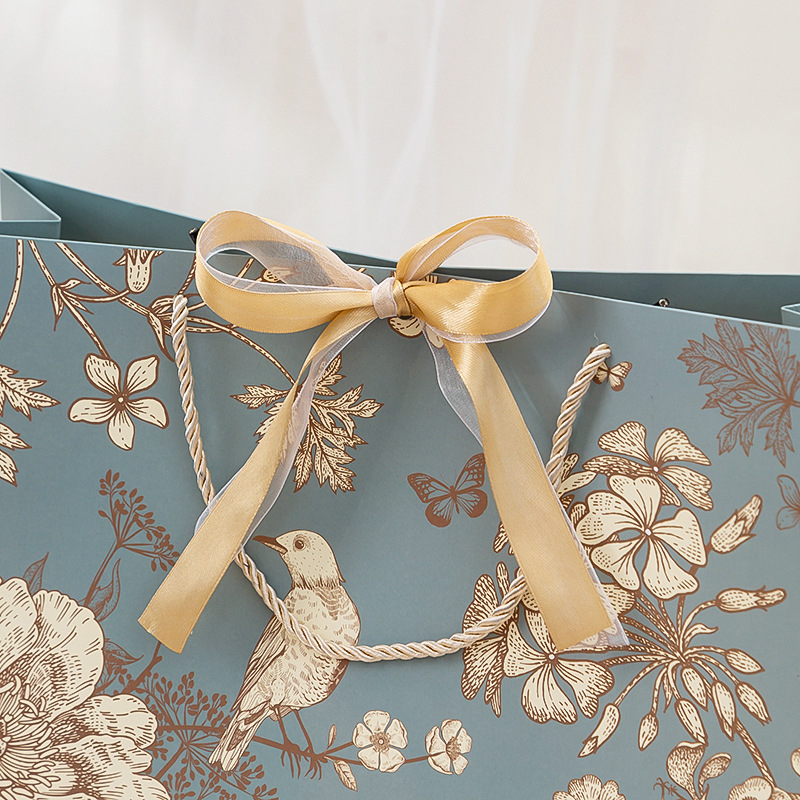 Papierové darčekové tašky na balenie oblečenia — biely kartón, offset tlač, prispôsobiteľné, licencované súkromné značky