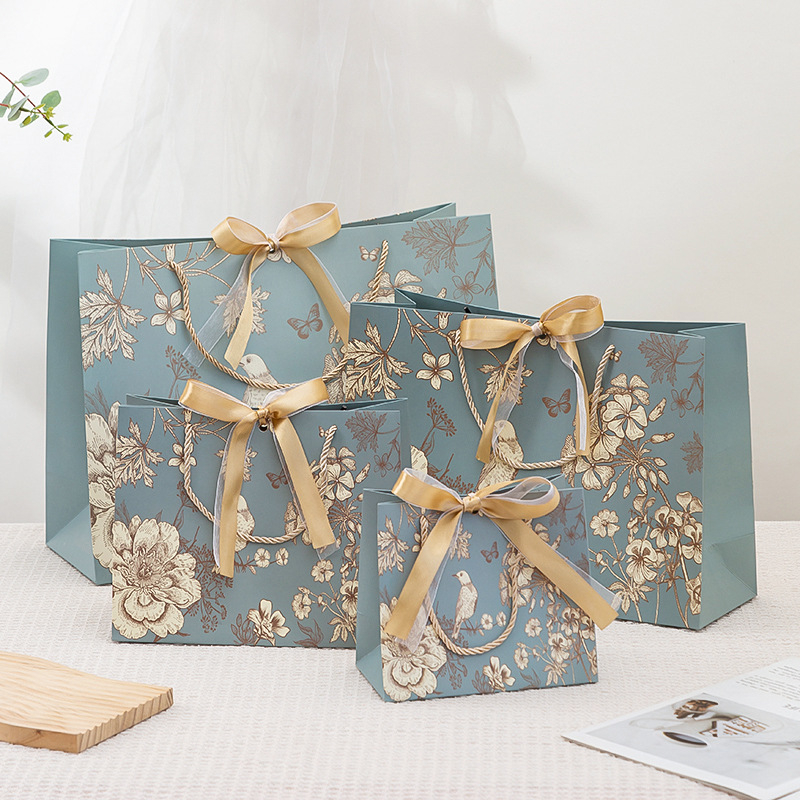 Papierové darčekové tašky na balenie oblečenia — biely kartón, offset tlač, prispôsobiteľné, licencované súkromné značky