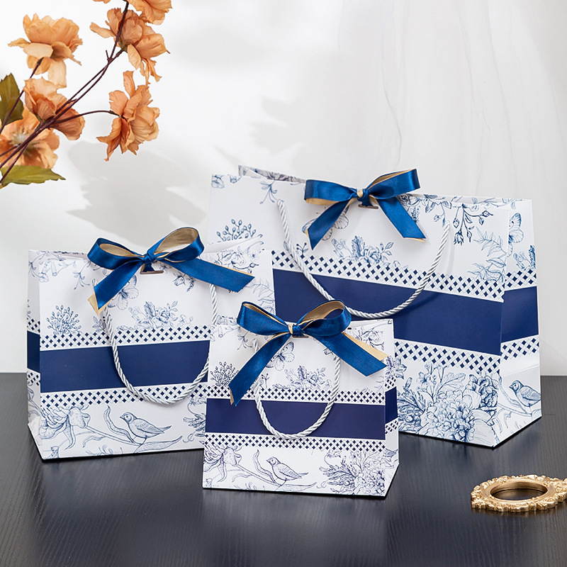 Papierové darčekové tašky na balenie oblečenia — biely kartón, offset tlač, prispôsobiteľné, licencované súkromné značky