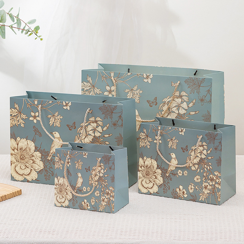 Papierové darčekové tašky na balenie oblečenia — biely kartón, offset tlač, prispôsobiteľné, licencované súkromné značky