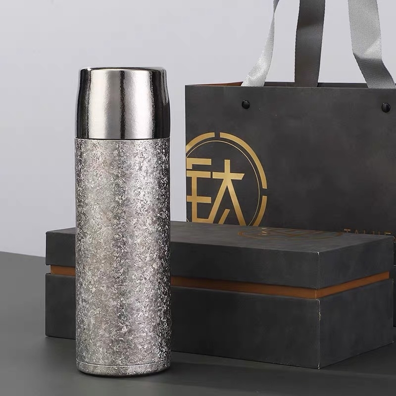 Titanski dvostruko stijenski vakuumski termos čaša s odjeljivanjem čaja i vode, mogućnost prilagodbe loga laserskim graviranjem ili 3D tiskom, unutarnji spremnik i vanjski dio od titana, izolacija 6–12 sati