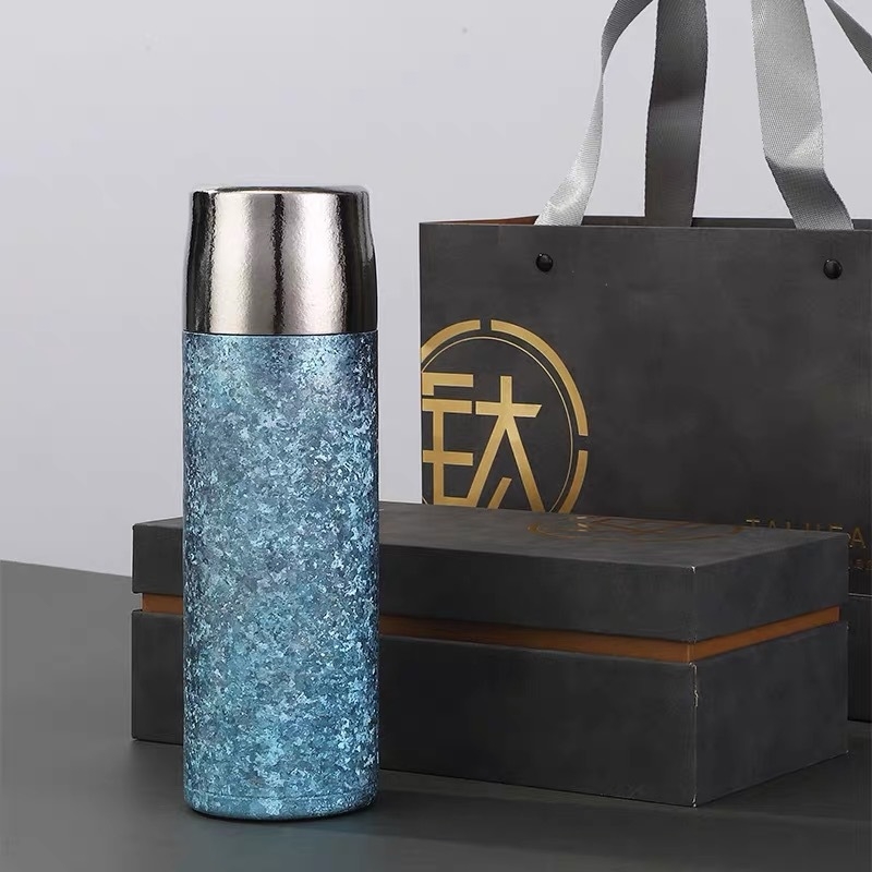 Titanski dvostruko stijenski vakuumski termos čaša s odjeljivanjem čaja i vode, mogućnost prilagodbe loga laserskim graviranjem ili 3D tiskom, unutarnji spremnik i vanjski dio od titana, izolacija 6–12 sati