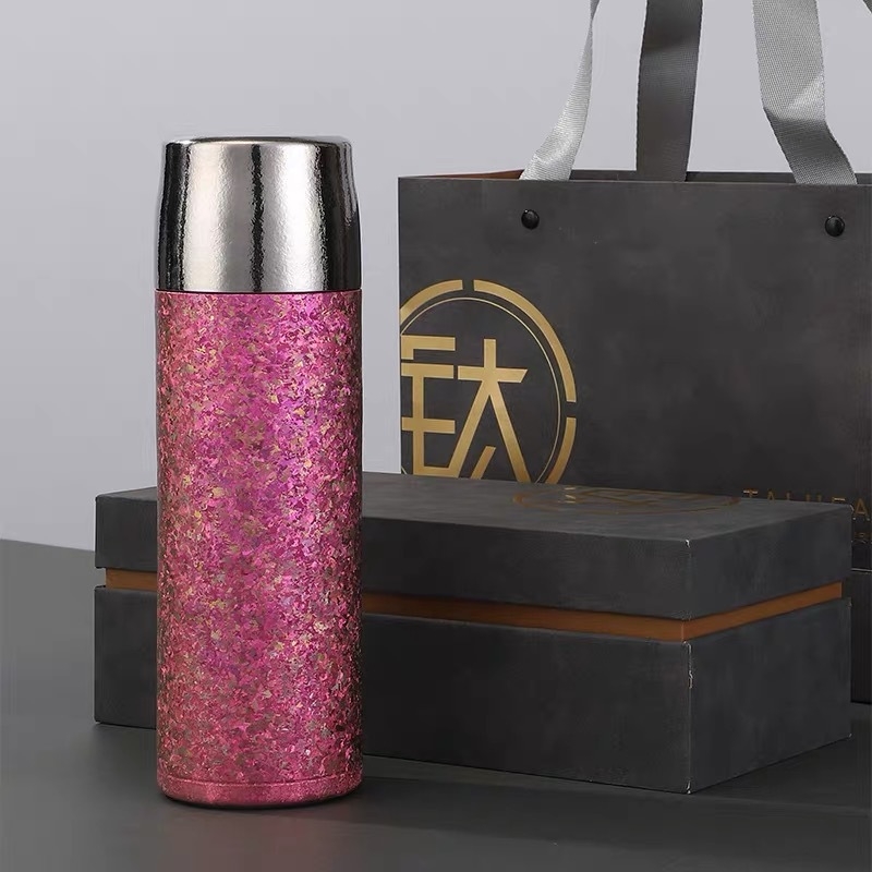 Titanski dvostruko stijenski vakuumski termos čaša s odjeljivanjem čaja i vode, mogućnost prilagodbe loga laserskim graviranjem ili 3D tiskom, unutarnji spremnik i vanjski dio od titana, izolacija 6–12 sati