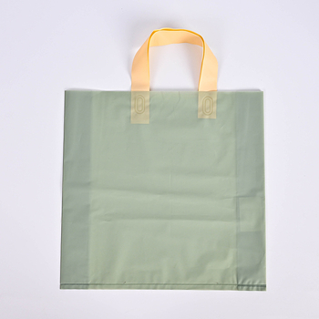 Matt felületű műanyag ruházati csomagoló taska; márka Red bang; eredet Dongguan Humen, Kína; napi termelés 200 000 db; fogantyú 36×3 cm