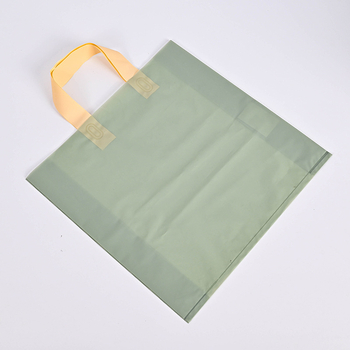 Matt felületű műanyag ruházati csomagoló taska; márka Red bang; eredet Dongguan Humen, Kína; napi termelés 200 000 db; fogantyú 36×3 cm