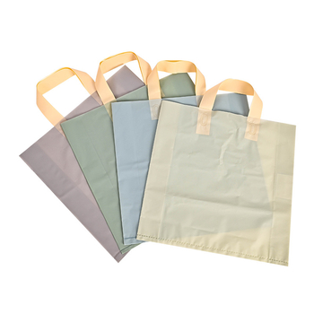 Matt felületű műanyag ruházati csomagoló taska; márka Red bang; eredet Dongguan Humen, Kína; napi termelés 200 000 db; fogantyú 36×3 cm