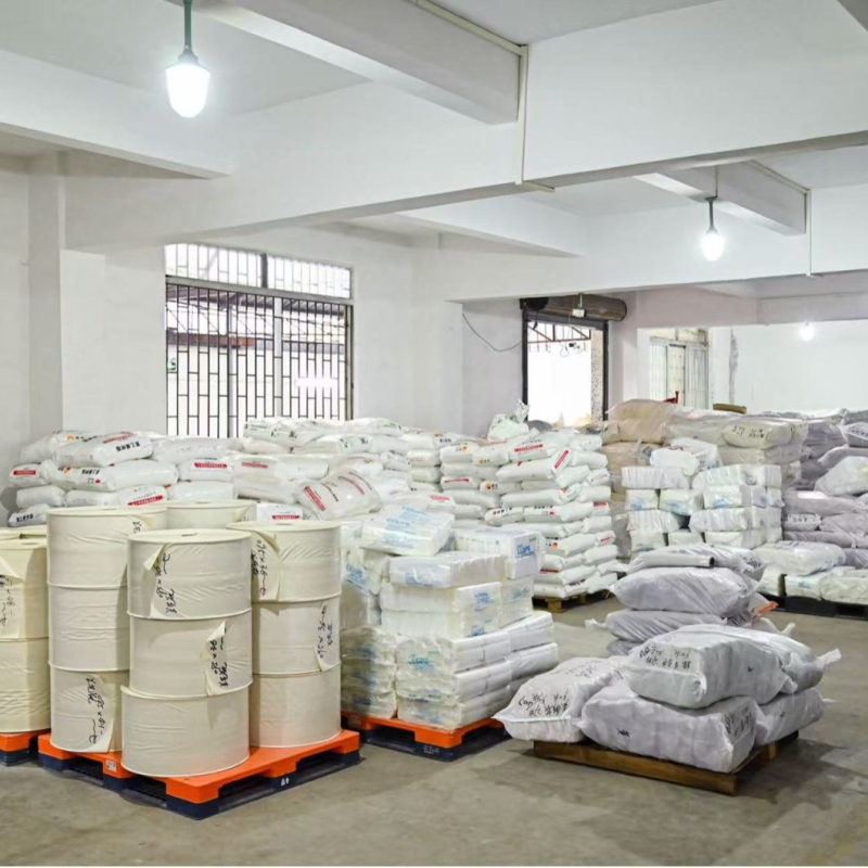 Matt felületű műanyag ruházati csomagoló taska; márka Red bang; eredet Dongguan Humen, Kína; napi termelés 200 000 db; fogantyú 36×3 cm