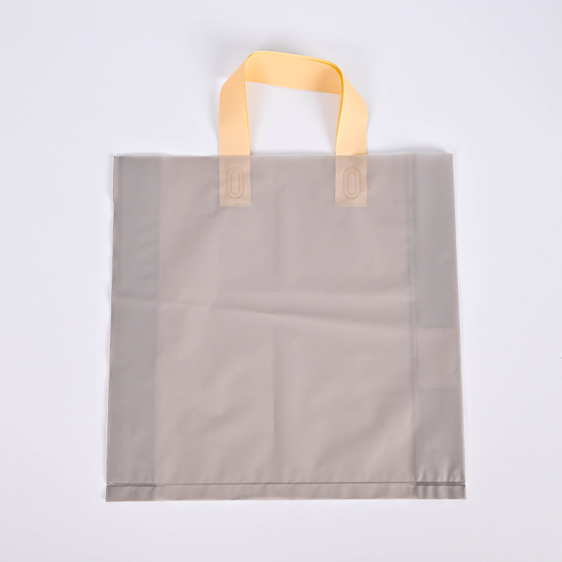 Matt felületű műanyag ruházati csomagoló taska; márka Red bang; eredet Dongguan Humen, Kína; napi termelés 200 000 db; fogantyú 36×3 cm